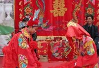 Оживленная свадьба в традиционном китайском стиле