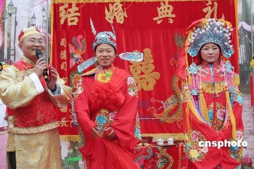 Оживленная свадьба в традиционном китайском стиле 