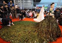 Роскошное свадебное платье из павлиньих перьев на ярмарке свадебной культуры в Нанкине
