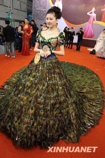 Роскошное свадебное платье из павлиньих перьев на ярмарке свадебной культуры в Нанкине 