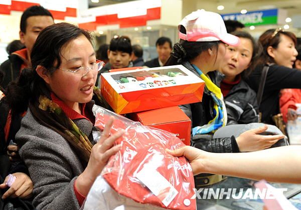 Жители Пекина расхватали олимпийские сувениры в последний день их распродажи 3