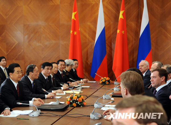 Ху Цзиньтао и президент РФ Д. Медведев обсуждают китайско-российские отношения и глобальный финансовый кризис