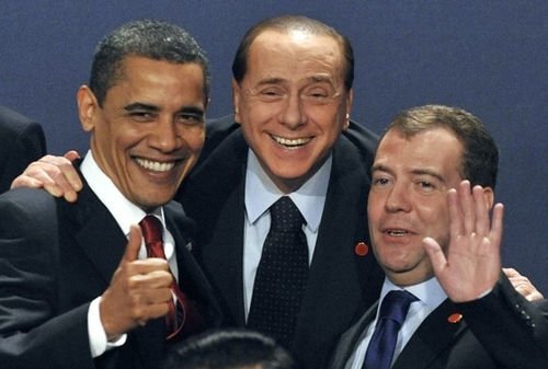 Президент США Барак Обама (слева), премьер-министр Италии Сильвио Берлускони (посередине) и президент РФ Дмитрий Медведев (справа) весело разговаривают.