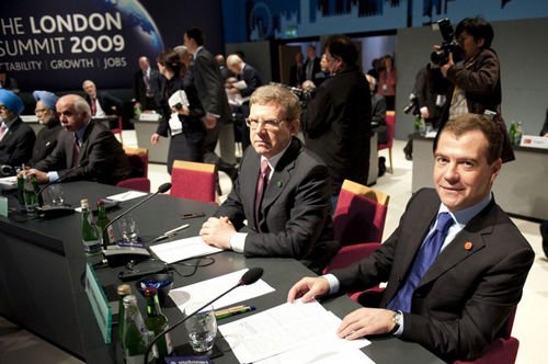 Руководители, присутствующие на первой конференции в рамках саммита, заняли свои места.