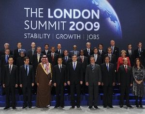 В 10 часов 34 минуты 2 апреля по лондонскому времени руководители стран, присутствующие на лондонском саммите «Большой двадцатки» сделали коллективную фотографию. После этого руководители вошли в конференц-зал для участия в первой конференции в рамках саммита.
