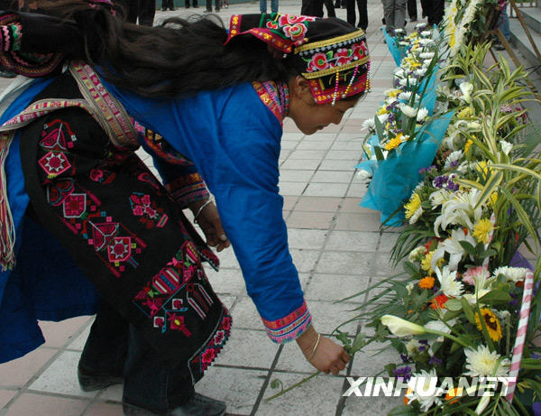 В провинции Сычуань почтили память жертв прошлогоднего землетрясения