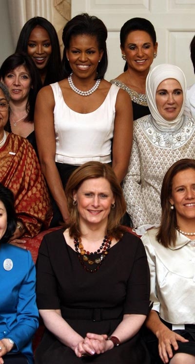 На снимках: «Первые леди» глав стран «Большой двадцатки» во время лондонского саммита.