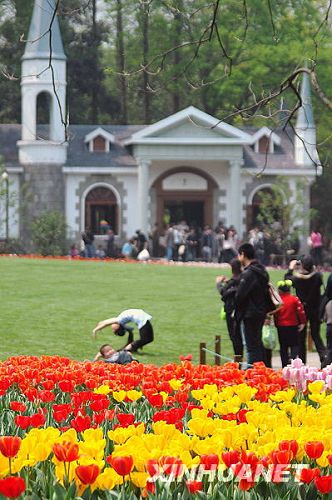 Туристы посещают достопримечательности города Ханчжоу в праздник Цинмин (День поминовения усопших)