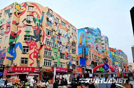 Город Циндао: оригинальные настенные картины на зданиях