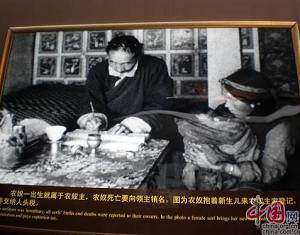 Выставка, посвященная 50-летию проведения демократических реформ в Тибете, будет продлена до конца апреля этого года