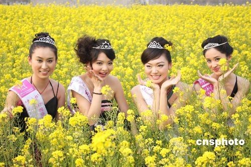 Участницы конкурса ?Мисс туризм? встречают весну в селе города Чжэнчжоу