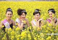 Участницы конкурса ?Мисс туризм? встречают весну в селе города Чжэнчжоу