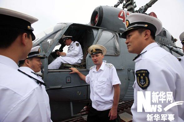 Офицеры и солдаты Китая и РФ посещают военные корабли двух стран 