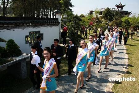 Участницы конкурса «Мисс туризма» в горах Хуаншань демонстрируют свои манеры