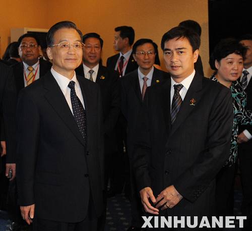 Вэнь Цзябао встретился с премьер-министром Таиланда