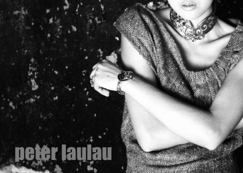 Звезда Чжоу Вэйтун на черно-белых фотографиях