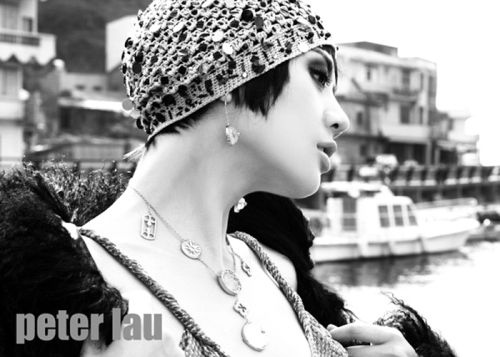 Звезда Чжоу Вэйтун на черно-белых фотографиях