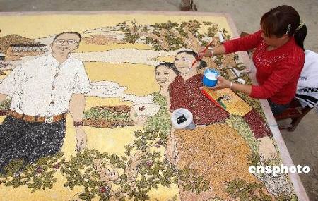 Жители деревни, где прошло землетрясение в мае 2008 г, делают портрет премьера Вэнь Цзябао из зерен