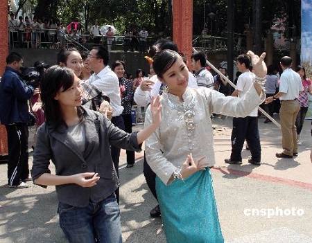 Студенты стран АСЕАН, обучающиеся в Китае, отметили праздник Сонгкран в Гуанси-Чжуанском автономном районе