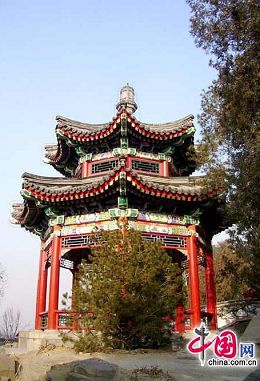 Разнообразные павильоны в парке Бэйхай Пекина