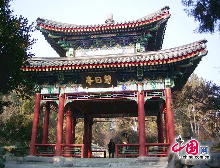 Разнообразные павильоны в парке Бэйхай Пекина