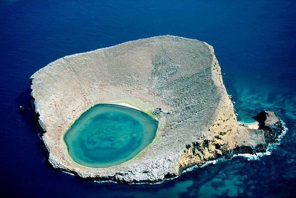 Озеро среди Галапагосских островов в Эквадоре, которое богато минеральными солями