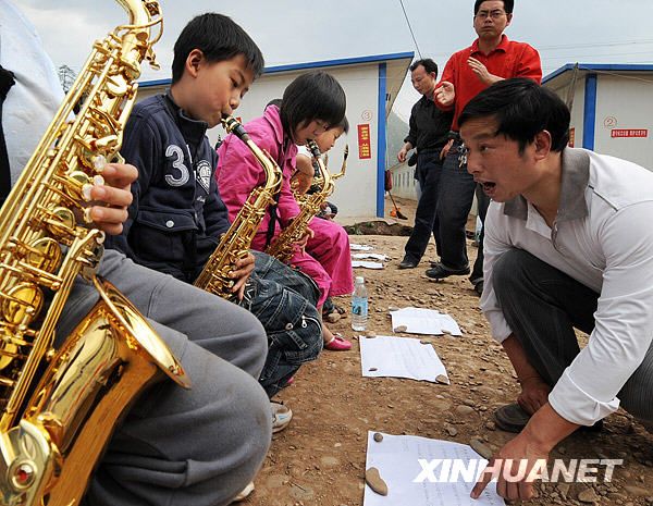 Духовой ансамбль в школе, пострадавшей от землетрясения в провинции Сычуань 2