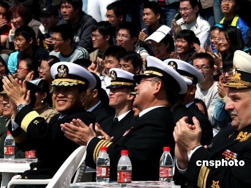 Три вопроса, связанных с церемонией парада в честь 60-летия со дня образования ВМС Китая: будет ли Китай строить авианосец 1