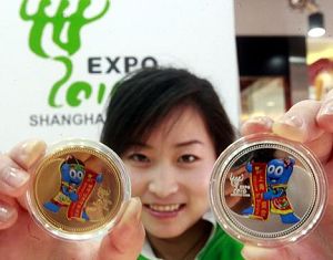 Выпущены памятные значки, посвященные празднованию года до открытия ЭКСПО-2010 в Шанхае