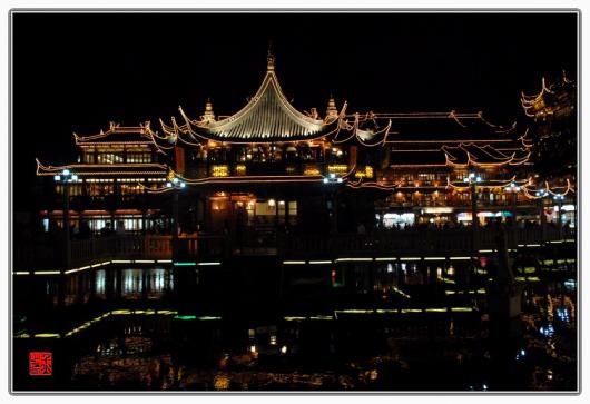 Ночной вид храма Чэнхуанмяо в Шанхае 