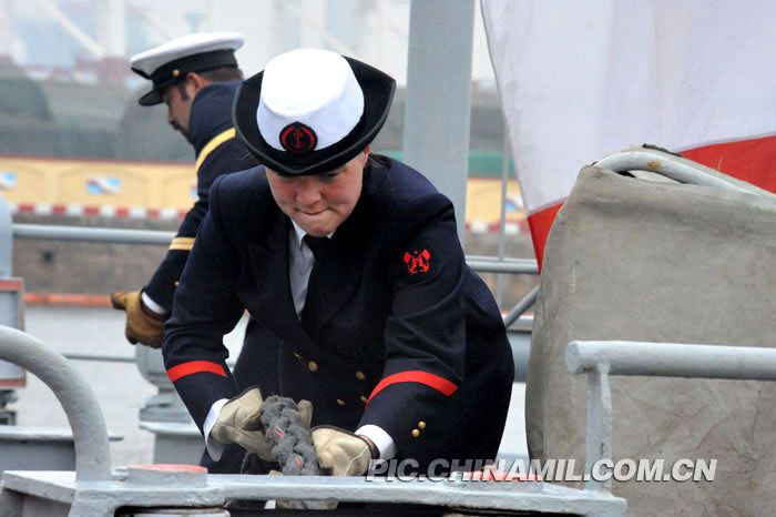 Красивые иностранные женщины-солдаты, участвующие в морском военном параде Китая