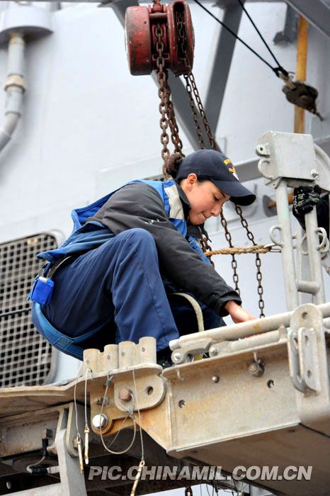 Красивые иностранные женщины-солдаты, участвующие в морском военном параде Китая