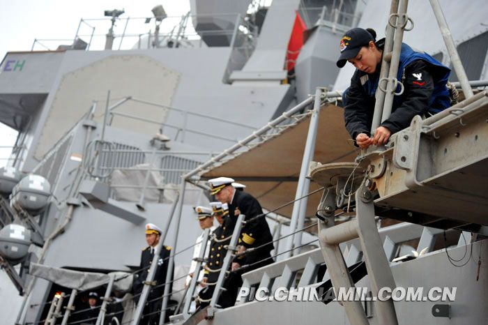Красивые иностранные женщины-солдаты, участвующие в морском военном параде Китая