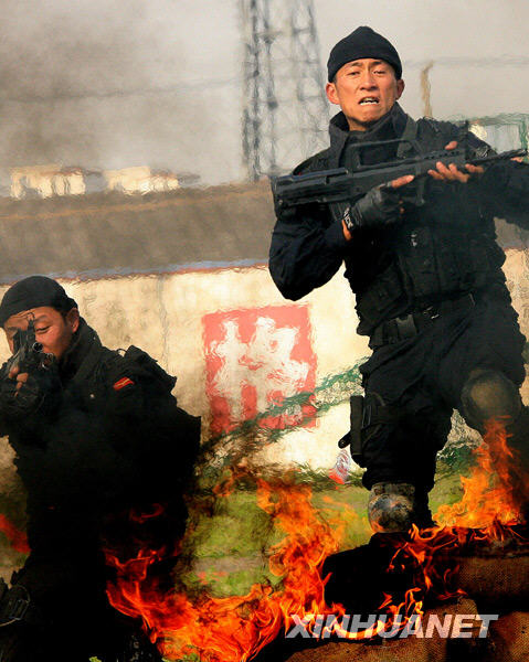 Антитеррористические военные учения отряда Вооруженной полиции Шанхая 
