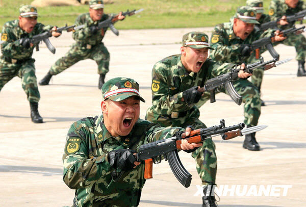 Антитеррористические военные учения отряда Вооруженной полиции Шанхая 