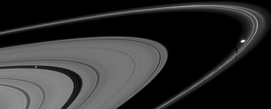 Американские детекторы отправили фотографии колец и спутников Сатурна 5