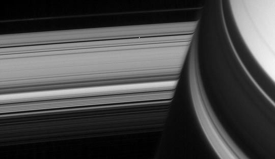 Американские детекторы отправили фотографии колец и спутников Сатурна 6