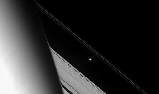 Американские детекторы отправили фотографии колец и спутников Сатурна 7