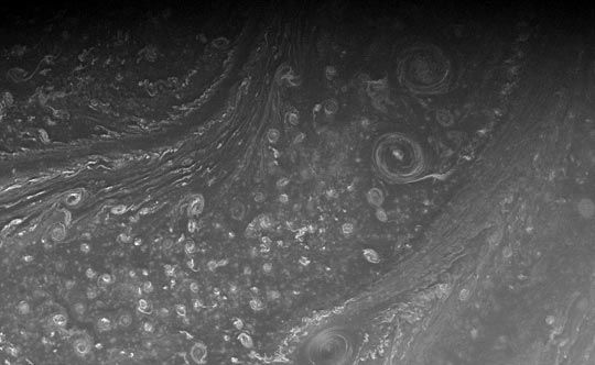 Американские детекторы отправили фотографии колец и спутников Сатурна 8