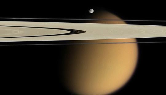 Американские детекторы отправили фотографии колец и спутников Сатурна 9