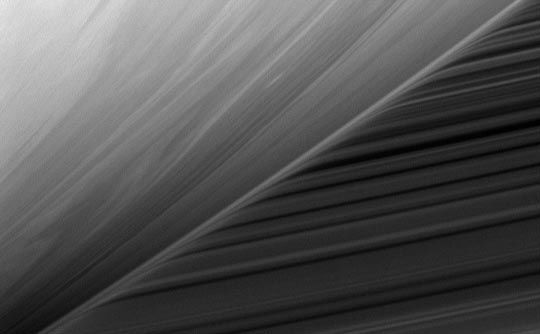 Американские детекторы отправили фотографии колец и спутников Сатурна 10