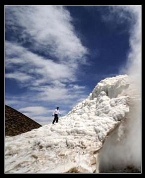 Изумительное зрелище геотермической ледяной пагоды в горах Тангулашань