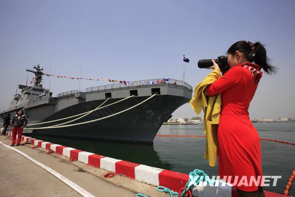 Публика посещает корабли ВМС разных стран