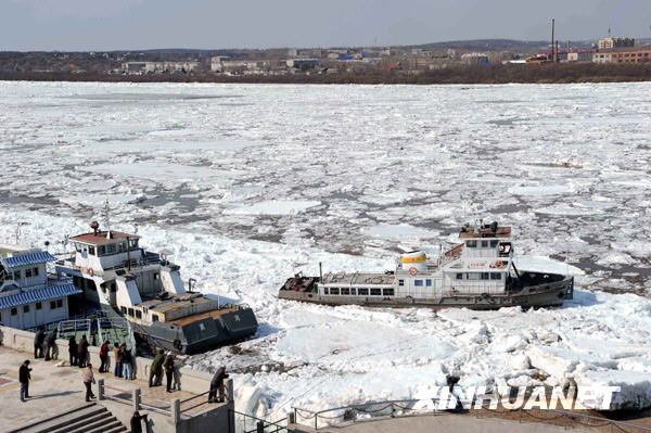 Величественное зрелище движущихся льдин на реке Хэйхэ 