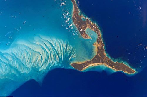 Багамские острова, снятые с космоса в 2002 году.