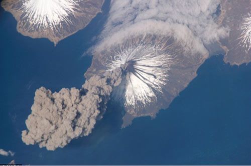В 2006 году Джефф Уиллиамс – сотрудник НАСА сделал снимки вулканических извержений гор Кливлэнда с Международной космической станции.