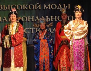 Китайские наряды на международном конкурсе высокой моды национального костюма в Москве