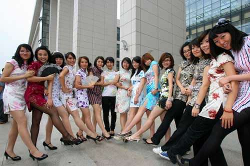 Китайские студенты фотографируются в ципао и танчжуанах при окончании университета 1