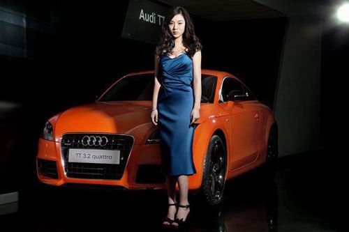 Красавица Ван Сяочэнь и роскошный автомобиль