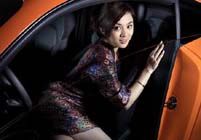 Красавица Ван Сяочэнь и роскошный автомобиль